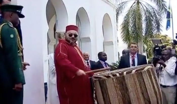 Mohammed VI joue la percussion comme un professionnel 